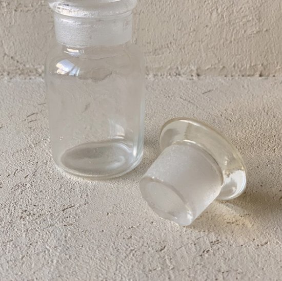 Vintage medicine bottle.f<img class='new_mark_img2' src='https://img.shop-pro.jp/img/new/icons47.gif' style='border:none;display:inline;margin:0px;padding:0px;width:auto;' />
