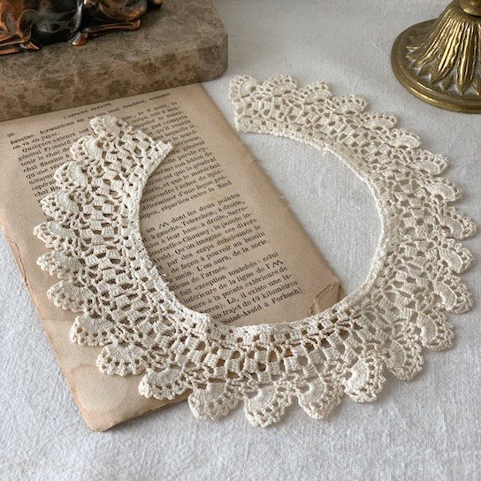 Antique lace collar<img class='new_mark_img2' src='https://img.shop-pro.jp/img/new/icons47.gif' style='border:none;display:inline;margin:0px;padding:0px;width:auto;' />