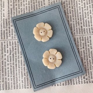Antique flower button<img class='new_mark_img2' src='https://img.shop-pro.jp/img/new/icons47.gif' style='border:none;display:inline;margin:0px;padding:0px;width:auto;' />