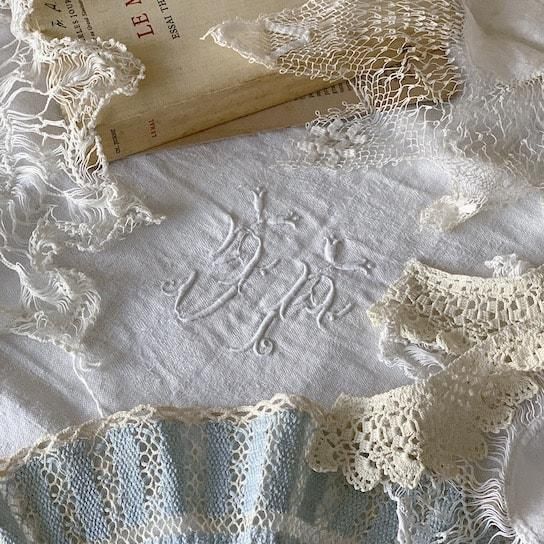 Antique lace doily<img class='new_mark_img2' src='https://img.shop-pro.jp/img/new/icons47.gif' style='border:none;display:inline;margin:0px;padding:0px;width:auto;' />