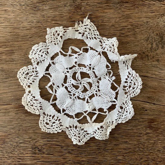 Antique lace doily<img class='new_mark_img2' src='https://img.shop-pro.jp/img/new/icons47.gif' style='border:none;display:inline;margin:0px;padding:0px;width:auto;' />