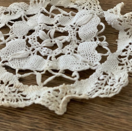 Antique lace doily<img class='new_mark_img2' src='https://img.shop-pro.jp/img/new/icons47.gif' style='border:none;display:inline;margin:0px;padding:0px;width:auto;' />