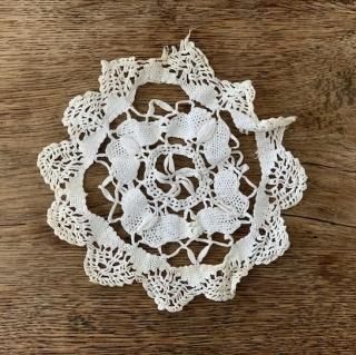 Antique lace doily<img class='new_mark_img2' src='https://img.shop-pro.jp/img/new/icons47.gif' style='border:none;display:inline;margin:0px;padding:0px;width:auto;' />