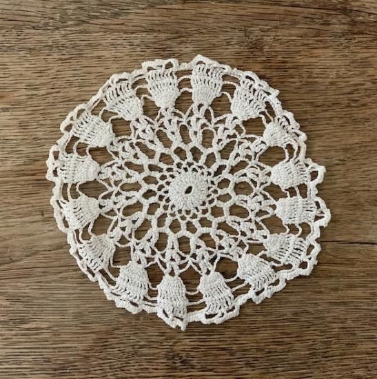 Antique lace doily<img class='new_mark_img2' src='https://img.shop-pro.jp/img/new/icons47.gif' style='border:none;display:inline;margin:0px;padding:0px;width:auto;' />