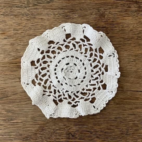 Antique lace doily<img class='new_mark_img2' src='https://img.shop-pro.jp/img/new/icons47.gif' style='border:none;display:inline;margin:0px;padding:0px;width:auto;' />