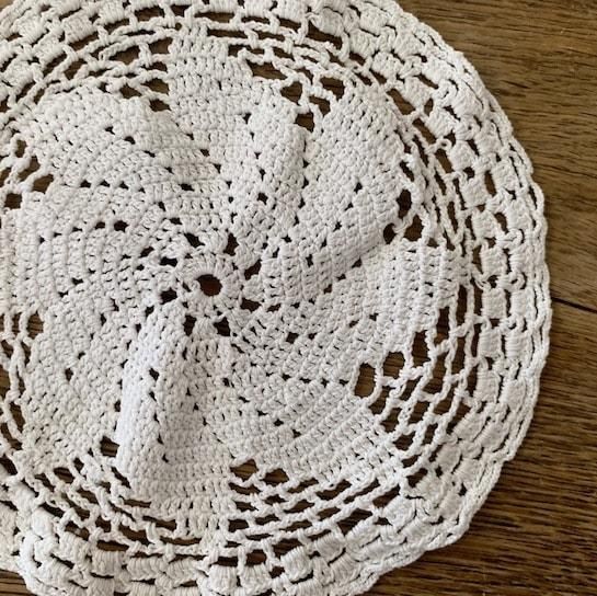 Antique lace doily<img class='new_mark_img2' src='https://img.shop-pro.jp/img/new/icons47.gif' style='border:none;display:inline;margin:0px;padding:0px;width:auto;' />