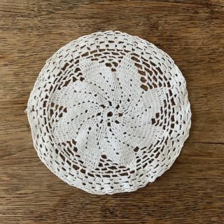 Antique lace doily<img class='new_mark_img2' src='https://img.shop-pro.jp/img/new/icons47.gif' style='border:none;display:inline;margin:0px;padding:0px;width:auto;' />