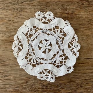 Antique lace doily<img class='new_mark_img2' src='https://img.shop-pro.jp/img/new/icons47.gif' style='border:none;display:inline;margin:0px;padding:0px;width:auto;' />