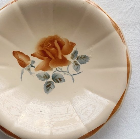 Sarreguemines rose plate<img class='new_mark_img2' src='https://img.shop-pro.jp/img/new/icons47.gif' style='border:none;display:inline;margin:0px;padding:0px;width:auto;' />