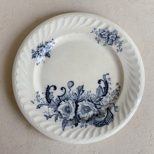 Vintage flower plate<img class='new_mark_img2' src='https://img.shop-pro.jp/img/new/icons47.gif' style='border:none;display:inline;margin:0px;padding:0px;width:auto;' />