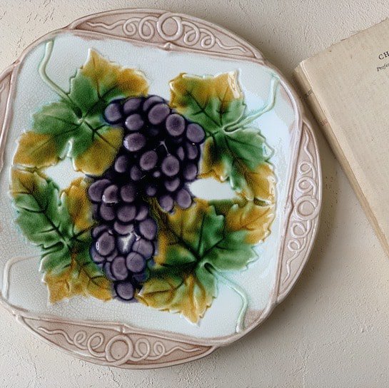 Antique barbotine plate<img class='new_mark_img2' src='https://img.shop-pro.jp/img/new/icons47.gif' style='border:none;display:inline;margin:0px;padding:0px;width:auto;' />