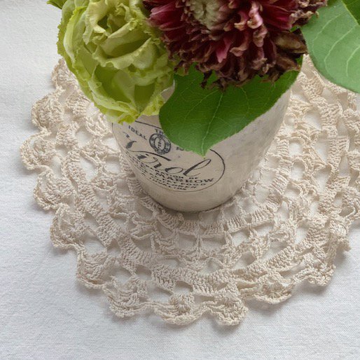 Vintage lace doily<img class='new_mark_img2' src='https://img.shop-pro.jp/img/new/icons47.gif' style='border:none;display:inline;margin:0px;padding:0px;width:auto;' />