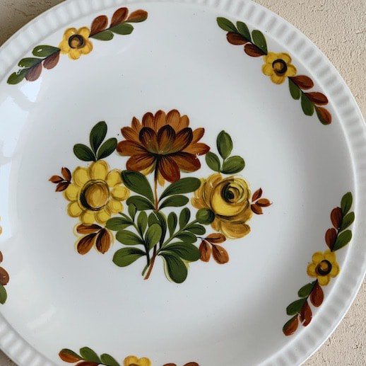 Vintage BOCH flower plate.a<img class='new_mark_img2' src='https://img.shop-pro.jp/img/new/icons47.gif' style='border:none;display:inline;margin:0px;padding:0px;width:auto;' />