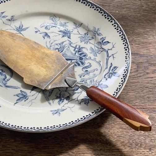 Antique cake server<img class='new_mark_img2' src='https://img.shop-pro.jp/img/new/icons47.gif' style='border:none;display:inline;margin:0px;padding:0px;width:auto;' />