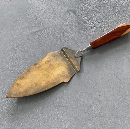 Antique cake server<img class='new_mark_img2' src='https://img.shop-pro.jp/img/new/icons47.gif' style='border:none;display:inline;margin:0px;padding:0px;width:auto;' />