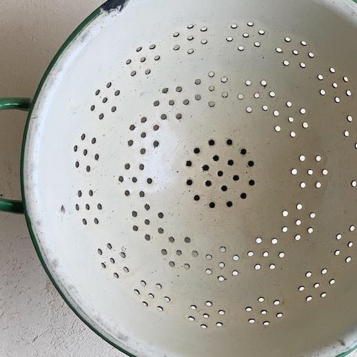 Antique colander<img class='new_mark_img2' src='https://img.shop-pro.jp/img/new/icons47.gif' style='border:none;display:inline;margin:0px;padding:0px;width:auto;' />