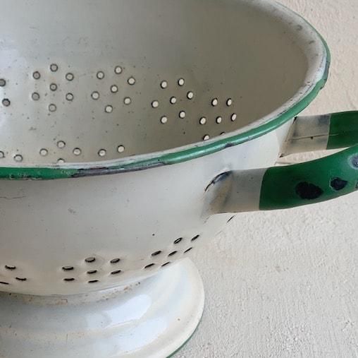 Antique colander<img class='new_mark_img2' src='https://img.shop-pro.jp/img/new/icons47.gif' style='border:none;display:inline;margin:0px;padding:0px;width:auto;' />