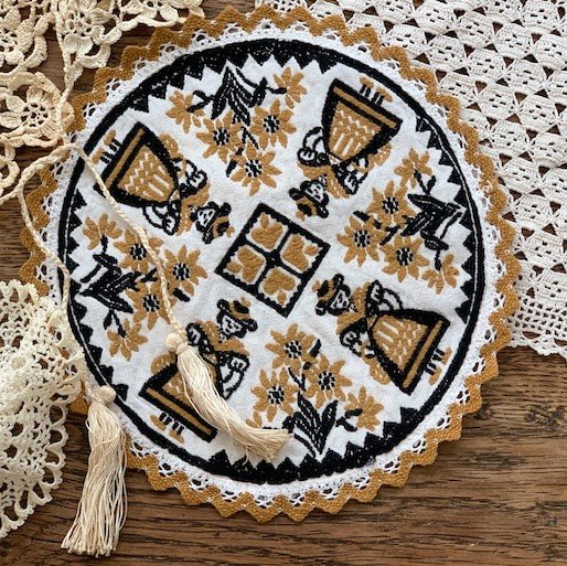 Vintage embroidery doily<img class='new_mark_img2' src='https://img.shop-pro.jp/img/new/icons47.gif' style='border:none;display:inline;margin:0px;padding:0px;width:auto;' />