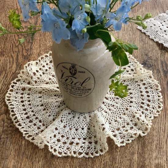 Vintage lace doily<img class='new_mark_img2' src='https://img.shop-pro.jp/img/new/icons47.gif' style='border:none;display:inline;margin:0px;padding:0px;width:auto;' />