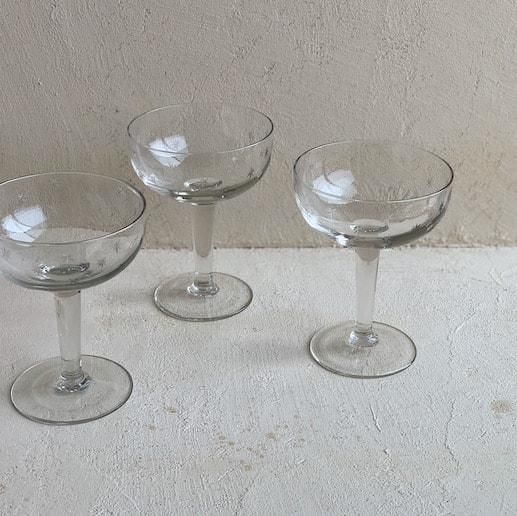 Antique cocktail glass<img class='new_mark_img2' src='https://img.shop-pro.jp/img/new/icons47.gif' style='border:none;display:inline;margin:0px;padding:0px;width:auto;' />