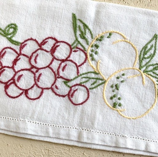 Vintage embroidery pouch<img class='new_mark_img2' src='https://img.shop-pro.jp/img/new/icons47.gif' style='border:none;display:inline;margin:0px;padding:0px;width:auto;' />