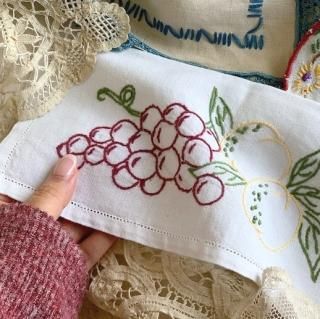 Vintage embroidery pouch<img class='new_mark_img2' src='https://img.shop-pro.jp/img/new/icons47.gif' style='border:none;display:inline;margin:0px;padding:0px;width:auto;' />