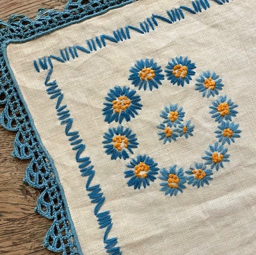 Vintage embroidery doily<img class='new_mark_img2' src='https://img.shop-pro.jp/img/new/icons47.gif' style='border:none;display:inline;margin:0px;padding:0px;width:auto;' />