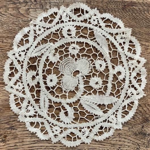 Antique lace doily<img class='new_mark_img2' src='https://img.shop-pro.jp/img/new/icons47.gif' style='border:none;display:inline;margin:0px;padding:0px;width:auto;' />
