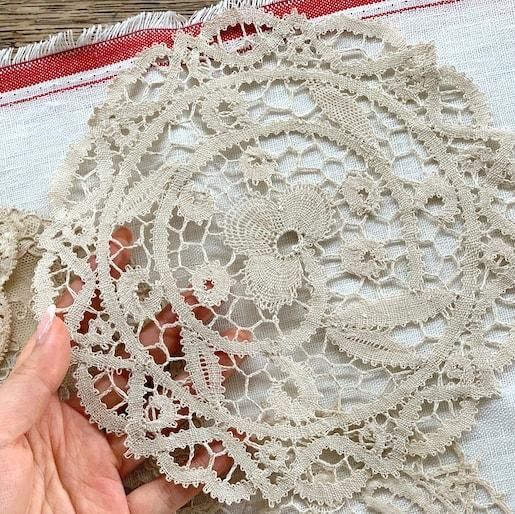 Antique lace doily<img class='new_mark_img2' src='https://img.shop-pro.jp/img/new/icons47.gif' style='border:none;display:inline;margin:0px;padding:0px;width:auto;' />