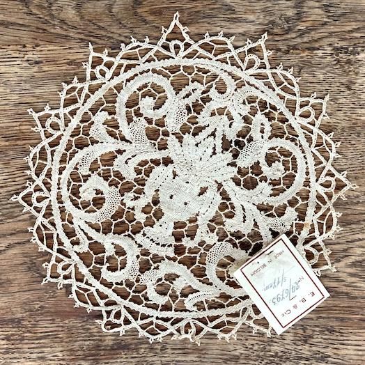 Antique lace doily<img class='new_mark_img2' src='https://img.shop-pro.jp/img/new/icons47.gif' style='border:none;display:inline;margin:0px;padding:0px;width:auto;' />