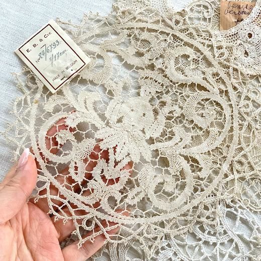 Antique lace doily<img class='new_mark_img2' src='https://img.shop-pro.jp/img/new/icons47.gif' style='border:none;display:inline;margin:0px;padding:0px;width:auto;' />