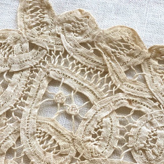 Antique lace doily<img class='new_mark_img2' src='https://img.shop-pro.jp/img/new/icons47.gif' style='border:none;display:inline;margin:0px;padding:0px;width:auto;' />