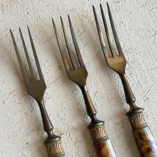 Antique dessert fork<img class='new_mark_img2' src='https://img.shop-pro.jp/img/new/icons47.gif' style='border:none;display:inline;margin:0px;padding:0px;width:auto;' />
