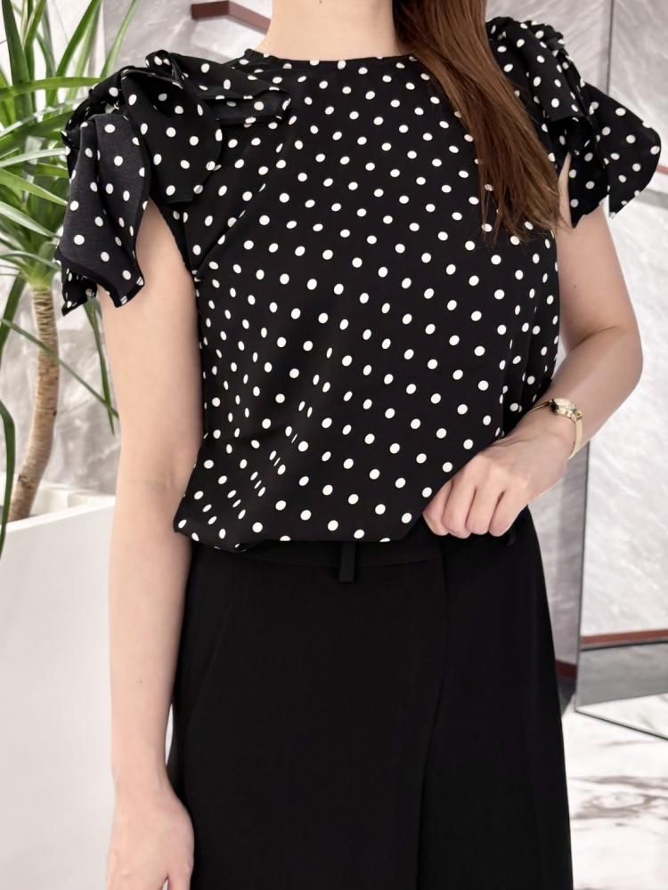 <img class='new_mark_img1' src='https://img.shop-pro.jp/img/new/icons3.gif' style='border:none;display:inline;margin:0px;padding:0px;width:auto;' />ショルダー3連リボンブラウス