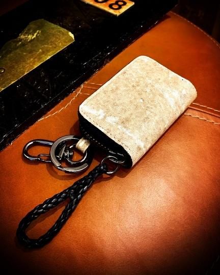 Round zipper key case