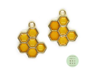 【再販】半透明のはちみつ色の蜂の巣（ハニカム）のレジン入り合金チャーム（ゴールド）2個セット