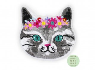 花飾りをつけたエメラルドグリーンの目のグレー猫の顔のワッペン（アイロン接着/アップリケ/刺繍/ネコ）