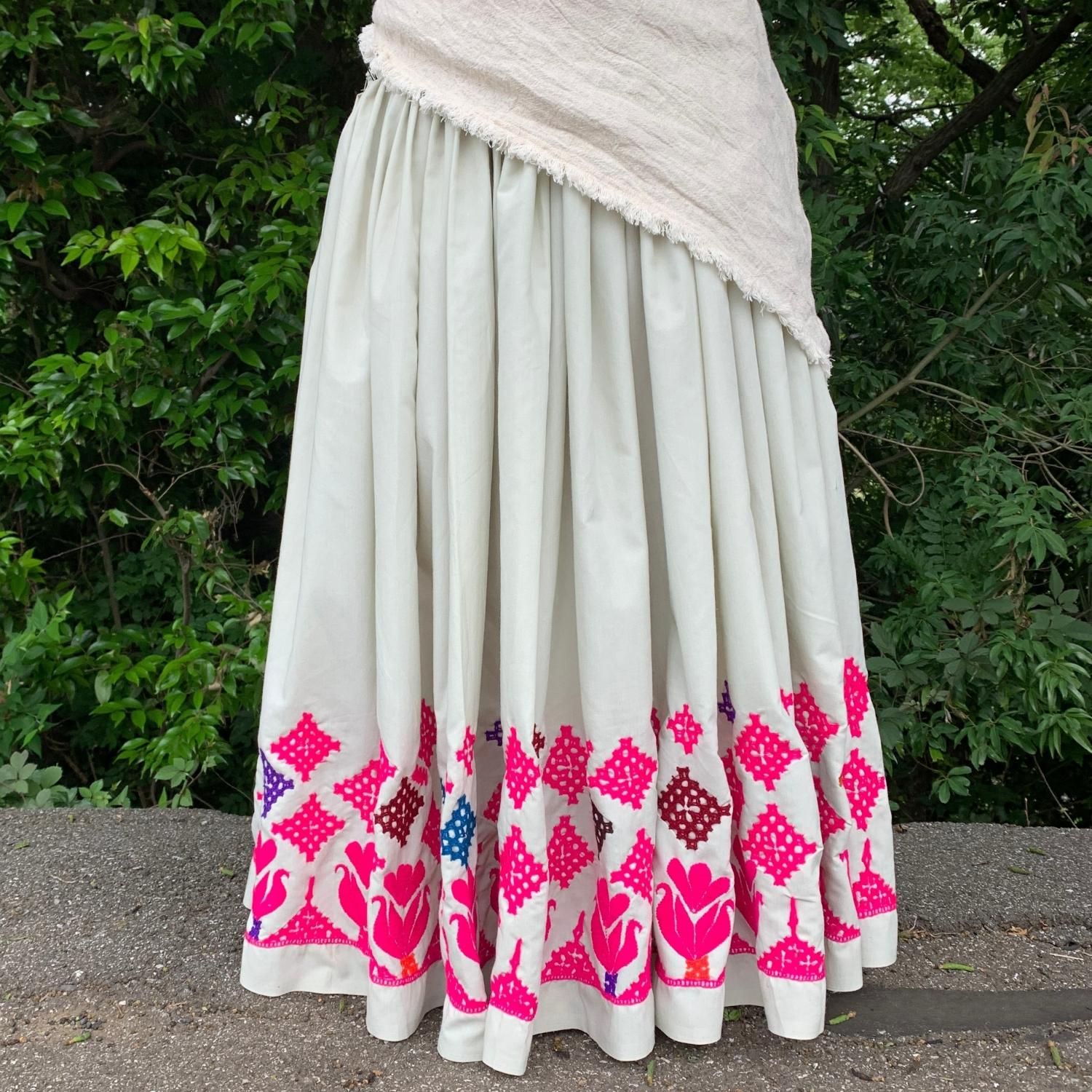 インドカッチ刺繍ジプシースカート 17 Kutch Gypsy Skirt Vintage Ghagra オフホワイト インドファッション ダンス衣装 インドサリー巻きスカートなど民族衣装リメイクファッション通販専門店rudraksha インドカッチ刺繍ジプシースカート 17 Kutch Gypsy Skirt Vintage Ghagra オフホワイト インドファッション ダンス衣装 インドサリー巻きスカートなど民族衣装リメイクファッション通販専門店rudraksha