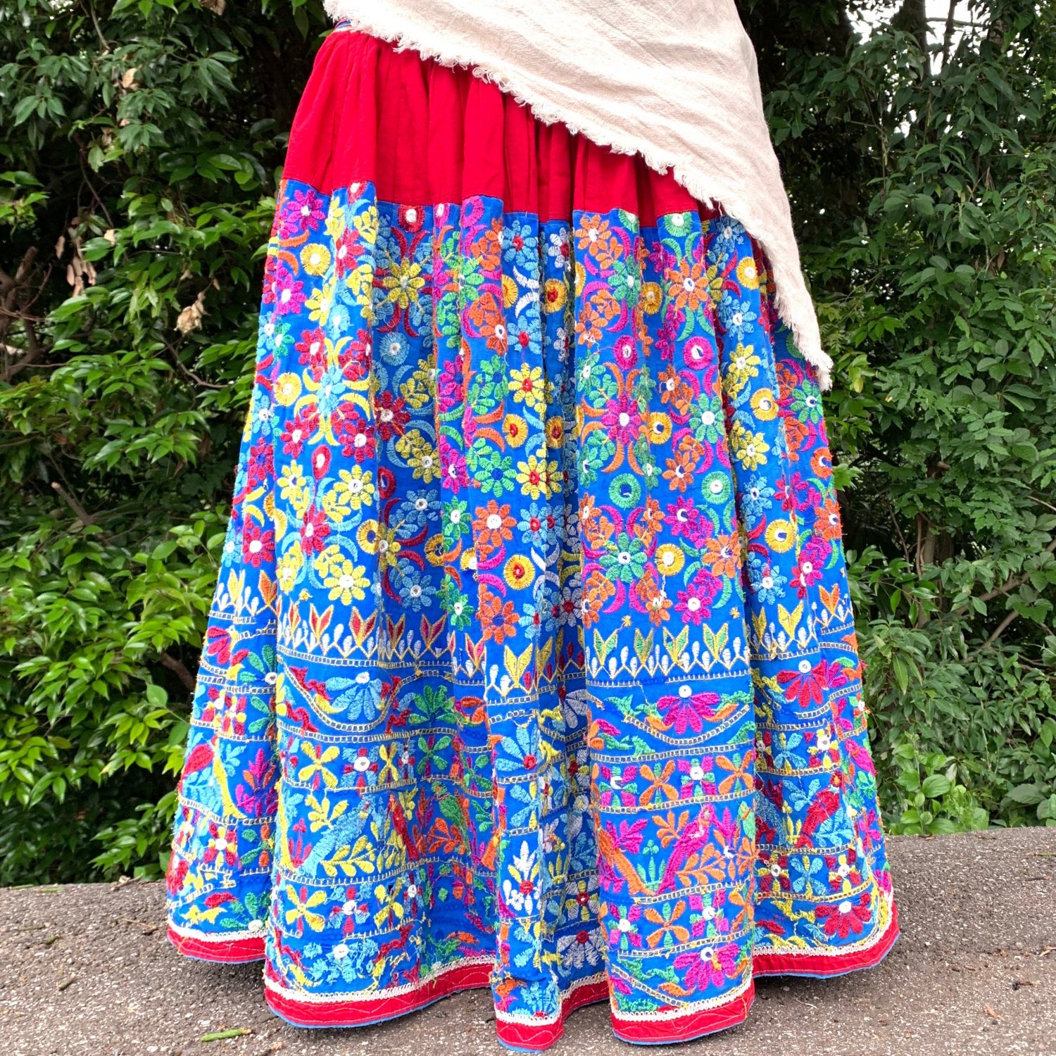<img class='new_mark_img1' src='https://img.shop-pro.jp/img/new/icons16.gif' style='border:none;display:inline;margin:0px;padding:0px;width:auto;' />＜OUTLET＞Kuchi Gypsy skirt #30 ＊Vintage＊ カッチ刺繍スカート≪レッドx刺繍≫
