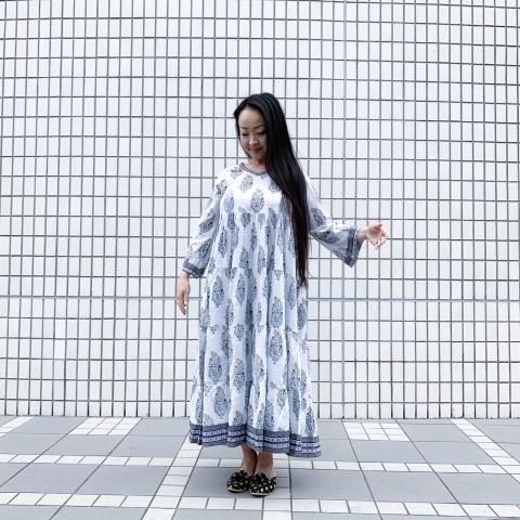 ブロックプリントワンピース ライトブルーグレーｘネイビー フレアスリーブ ティアード 木版 草木染め インド綿100 インドファッション インドダンス衣装の通販専門店 Rudraksha