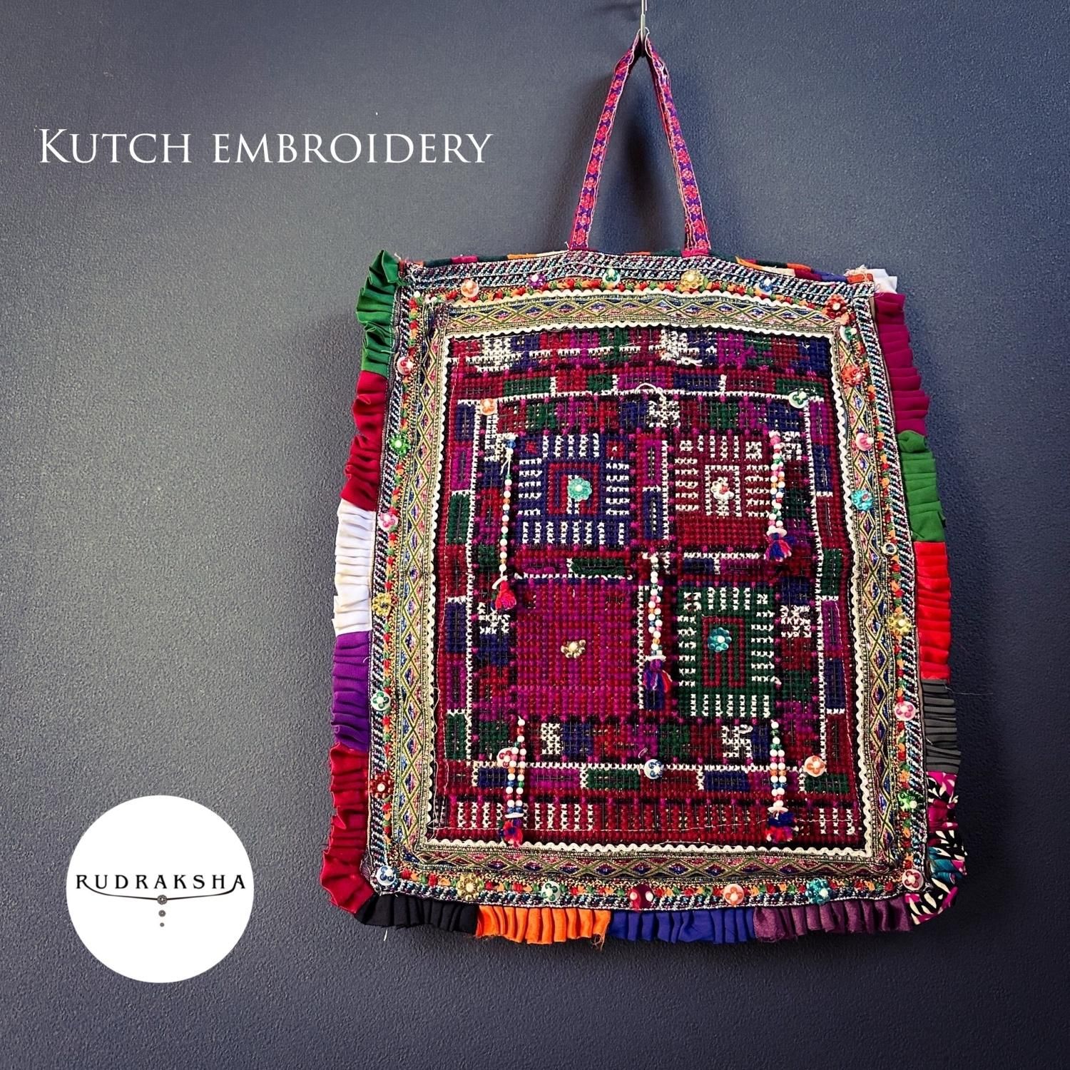 ヴィンテージ カッチ刺繍スカート・バッグ - インドファッション ヴィンテージ カッチ刺繍スカート・バッグ - インドファッション