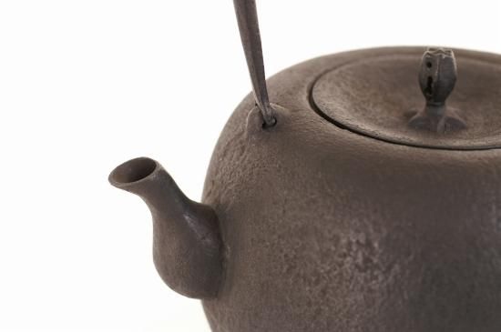 釜定 鉄瓶 柚子(ゆず)肌 - うつわと暮らしの道具 mokodi モコディ 釜定 鉄瓶 柚子(ゆず)肌 - うつわと暮らしの道具 mokodi モコディ