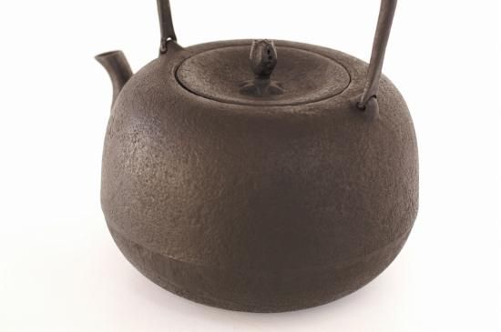 釜定 鉄瓶 柚子(ゆず)肌 - うつわと暮らしの道具 mokodi モコディ 釜定 鉄瓶 柚子(ゆず)肌 - うつわと暮らしの道具 mokodi モコディ