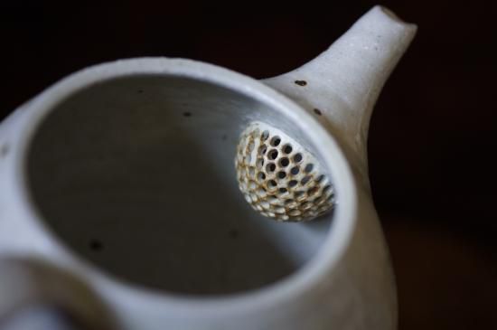 城進　白灰釉　ポット（つまみ無し） 城進 白灰釉 ポット（つまみ無し） - うつわと暮らしの道具 mokodi