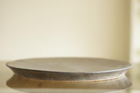 鈴木史子 8寸台皿（黒）019 - うつわと暮らしの道具 mokodi モコディ