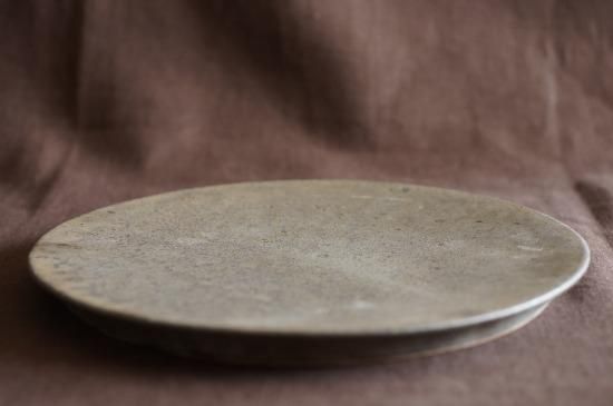 鈴木史子 8寸台皿（黒）019 - うつわと暮らしの道具 mokodi モコディ