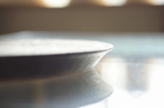 鈴木史子 8寸台皿（黒）019 - うつわと暮らしの道具 mokodi モコディ