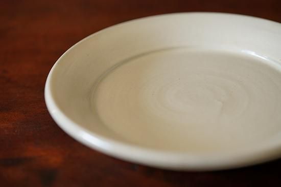 出西窯 6寸 縁付平皿 白 - うつわと暮らしの道具 mokodi モコディ
