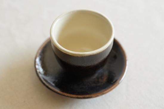 出西窯 小さな湯呑のソーサーセット(黒) - うつわと暮らしの 出西窯 小さな湯呑のソーサーセット(黒) - うつわと暮らしの
