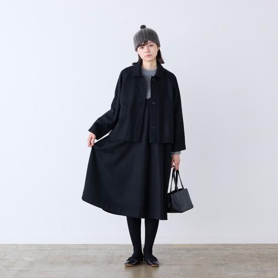 Lownnのブラック ウールカシミヤ クロップド ジャケットがセール中
